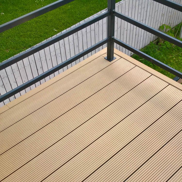 Deska Tarasowa Kompozytowa Standard 15 Miodowy Teak – dł. 4 m Deska Tarasowa Kompozytowa Standard 15 Miodowy Teak – dł. 4 m