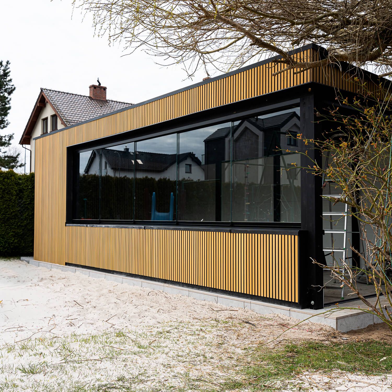 Kompozitná Fasádna Doska Lamelová Trapez Light Oak / Čierny - 2,9 m