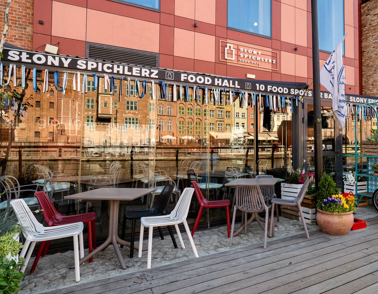 Kompozitná doska Premium Amber Antique v interiéri reštaurácie