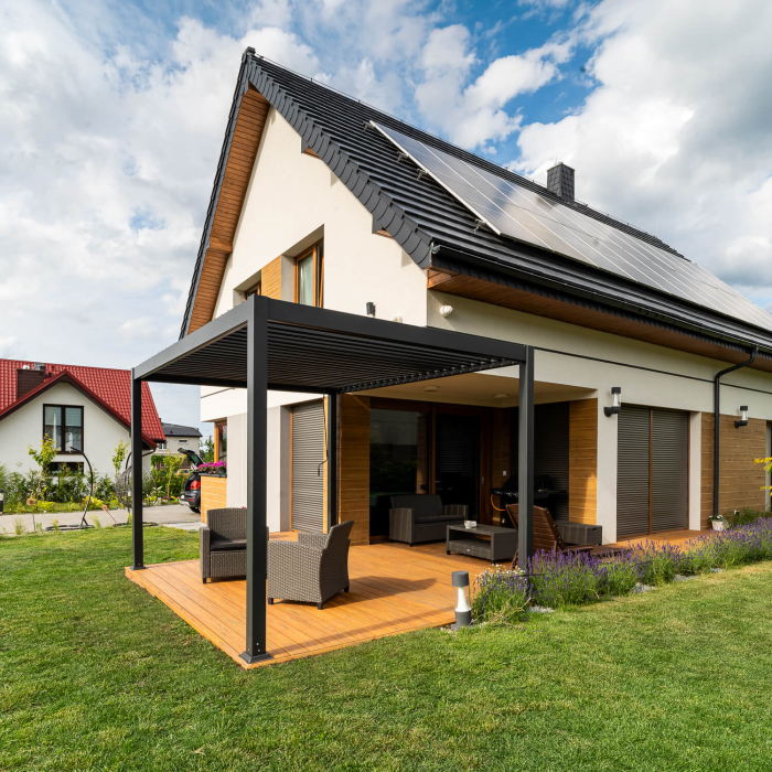 Záhradná pergola od Liderwoodu – moderná terasa z terasových dosiek Premium Amber
